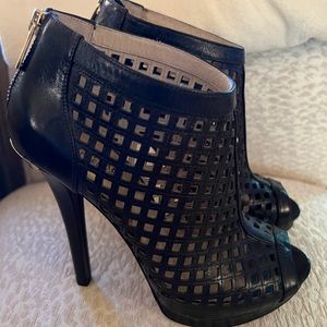 MICHAEL MICHAEL KORS BLACK BOOTIES-SZ.7